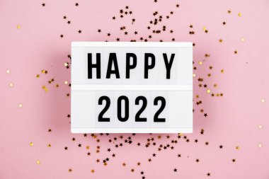 Yeni yılınız kutlu olsun. Yıl dönümünüz kutlu olsun. Işık panosu, Noel süslemeleri ve parlak çelenklerle dolu.