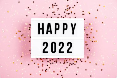 Yeni yılınız kutlu olsun. Yıl dönümünüz kutlu olsun. Işık panosu, Noel süslemeleri ve parlak çelenklerle dolu..