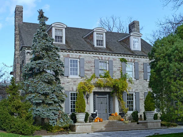 Двухэтажный Каменный Дом Спальными Окнами Осенними Украшениями — стоковое фото