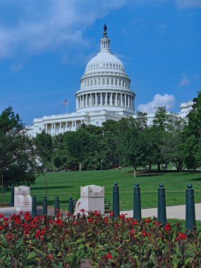 Capitol Binası 'nın arka tarafına park et.