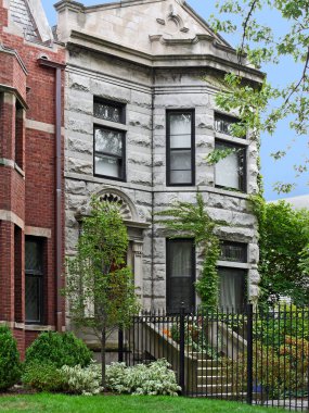 Eski taş konağın önünde.