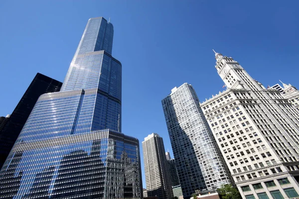シカゴのダウンタウンにあるトランプタワーとWrigley Building — ストック写真