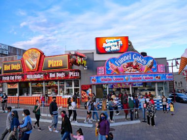 Niagara Şelalesi, Kanada - Şelalenin üzerindeki Clifton Tepesi renkli eğlence ve büfelerin olduğu bir yerdir..