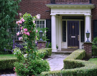 Amarilli ve çitli ön kapı.