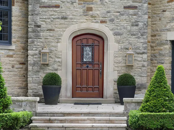 Eleganckie Drewniane Drzwi Frontowe Domu Kamienia — Zdjęcie stockowe