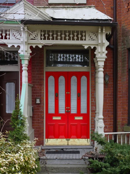 Old House Wooden Porch Railings Bright Red Front Door — Stock Photo, Image
