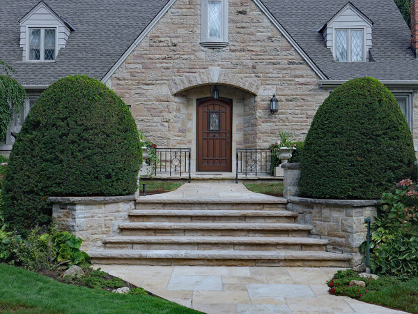 Дом с большими каменными оконными проемами и большими круглыми окнами