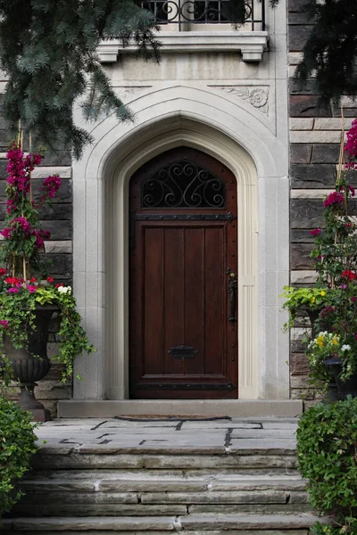 Puerta Principal Casa Piedra Estilo Gótico Con Maceteros Florales Escalones — Foto de Stock