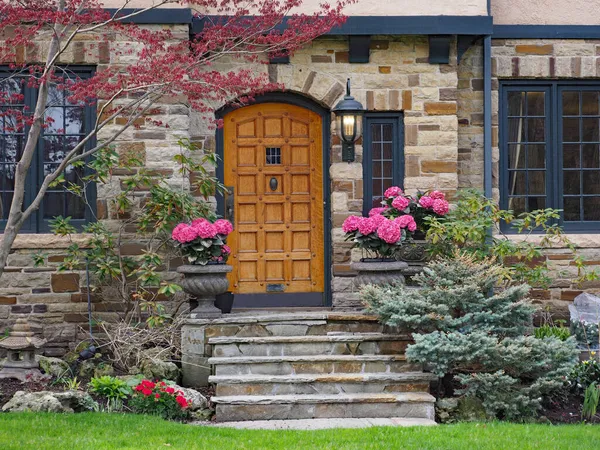 Front Steps Stone House Elegant Wooden Door Pink Hydrangea — Stock Photo, Image