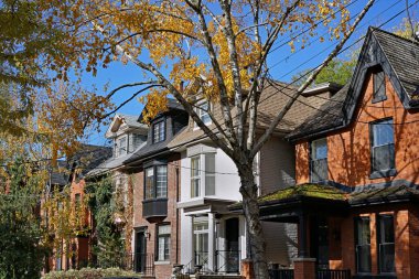 Gable 'lı eski Viktorya dönemi evleri.