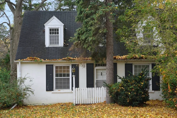 Pequena Casa Estuque Branco Velho Com Janelas Dormer — Fotografia de Stock