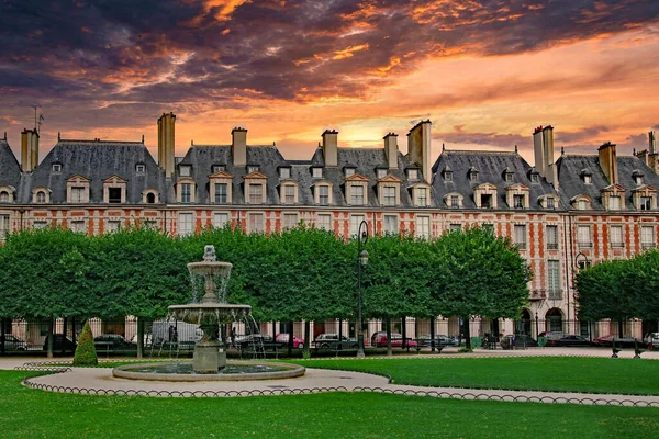 Париж Вид Парк Центре Колоннады Place Des Vosges — стоковое фото