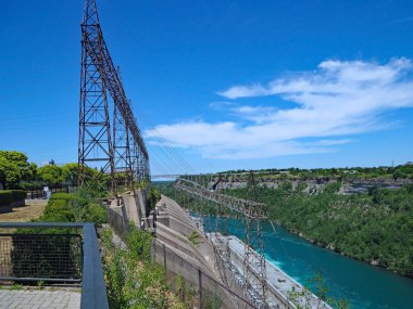 Niagara Şelalesi yakınlarındaki elektrik santrali ve iletişim hatları