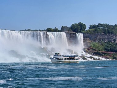 Niagara Şelalesi 'nde nehir manzaralı bir tur teknesi.