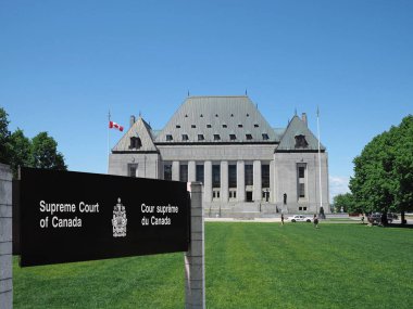 OTTAWA - Haziran 2017 Kanada Yüksek Mahkemesi Kanada 'nın en yüksek mahkemesidir ve Ottawa' daki binası Parlamento 'nun hemen yukarısında, uzun bir çimenliğin arkasında yer almaktadır..