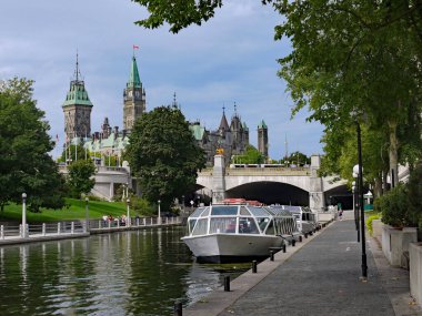 Ottawa, Rideau Kanalı 'ndan Parlamento Binası' na bak.