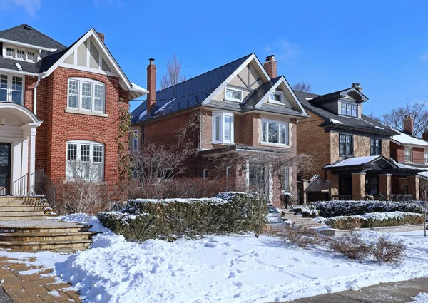 Kışın güneşli bir günde geleneksel orta sınıf bekar aile evleri sokağı.