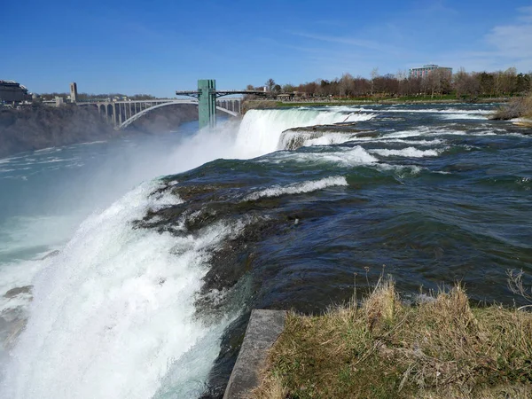 Niagarafallen Närbild Kanten Vattenfallet Med Regnbågsbron Och Utsiktstornet Bakgrunden — Stockfoto