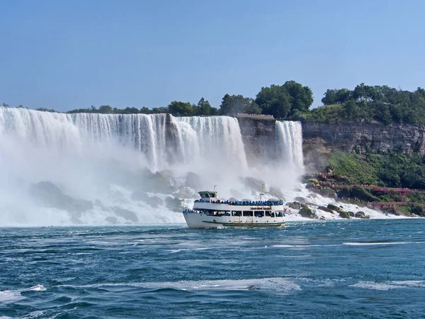 Niagarafallen Med Turbåt Sedd Från Floden — Stockfoto