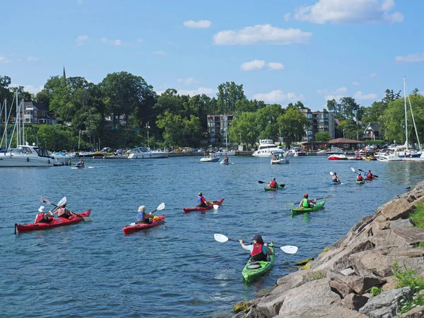 THOUSAND Adaları, CANADA - Ağustos 2018: St. Lawrence Nehri 'nin binlerce adası arasında bir grup kano gezisinde Gananoque limanına geri dönüyor.