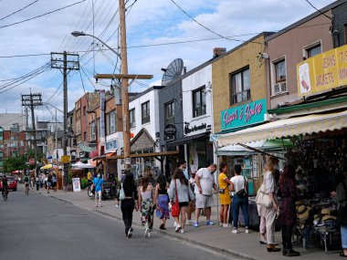 Toronto, Kanada - 3 Eylül 2021: Kensington Market 'te açık hava alışveriş ve yemek keyifli bir yaz gününde popüler bir eğlencedir.