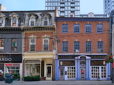 Toronto, Kanada - 13 Eylül 2021: King Street East Toronto 'nun en eski parçasıdır ve 1870' lerdeki gibi tarihi ticari binaları korur.
