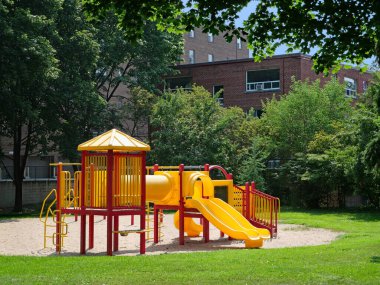 Okul bahçesinde parlak renkli plastik çocuk parkı ekipmanları