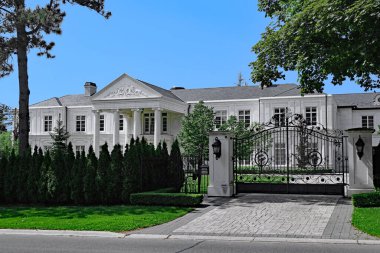 Toronto, Kanada - 6 Haziran 2021: Toronto 'nun Yük Yolu bölgesi Beverly Hills' i taklit ediyor, çoğu ünlülere ya da uluslararası işletme sahiplerine ait olan on milyonlarca dolara mal olan büyük arazileri var..