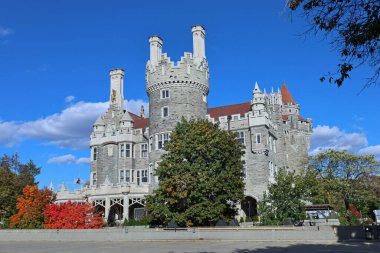 Casa Loma Gotik Diriliş tarzı bir malikane Toronto şehir merkezindeki önemli bir tepenin tepesinde, şimdi belediyeye ait ve müze olarak işletiliyor..