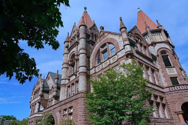Toronto Üniversitesi 'nde 19. yüzyıldan kalma etkileyici gotik tarzda binalar var. Şehir merkezindeki Victoria College binası gibi gölgeli bir kampüste..