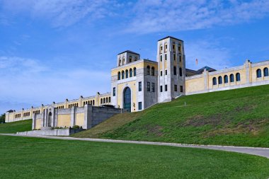Devasa sanat deco R.C. Rıhtımdaki Harris su arıtma tesisi, 1930 'lardan kalma, mimari bir dönüm noktası olmasına karşın işlevini sürdürüyor..