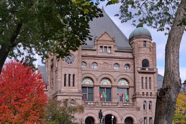 Ağaçlarla çevrili Ontario il meclis binasına yakın görüş