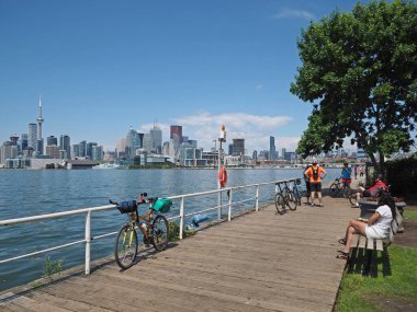 TORONTO - Temmuz 2017: Toronto 'nun liman boyunca popüler bir bisiklet yolu ağı var.