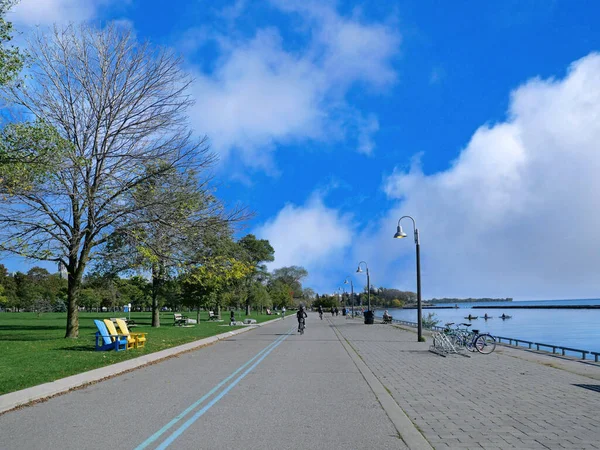 Runners Cyclists Enjoy Warm Day Recreational Trail Lake Ontario Downtown — Stock Photo, Image