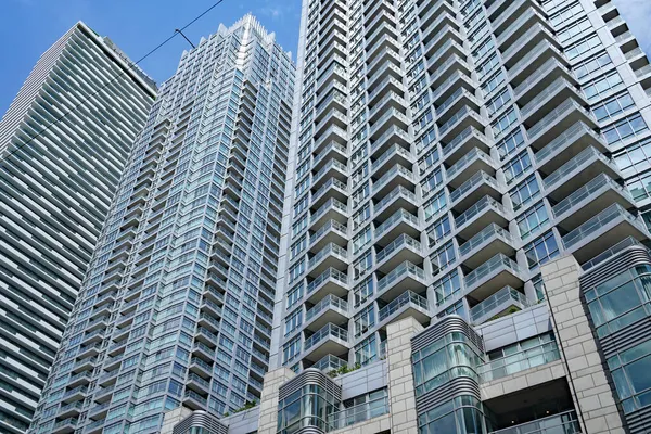 Fila Modernos Edificios Apartamentos Urbanos Gran Altura Con Balcones —  Fotos de Stock