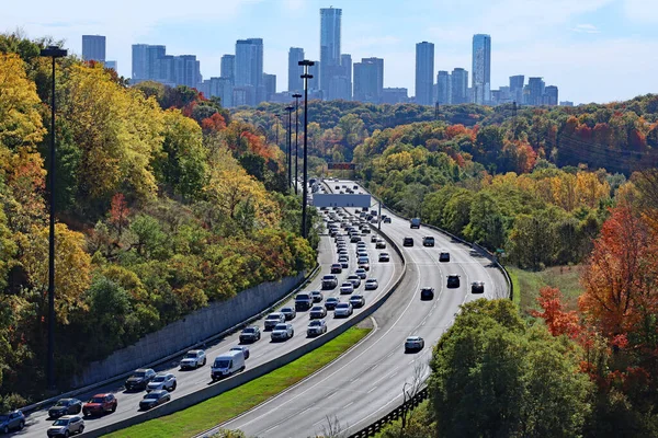 Sonbahar renklerine sahip şehir otoyolu, Toronto 'da Don Valley Parkway.