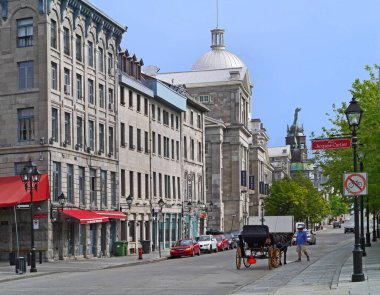 Montreal 'in eski kenti 1800' lerin başında restoran ve sanat galerisi olarak kullanılan birçok iyi korunmuş binaya sahiptir..