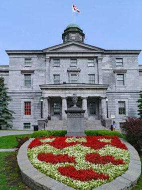 MONTREAL - Mayıs 2015: 1843 'te inşa edilen sanat binası, McGill Üniversitesi Kampüsü' nün en eskisidir. Önünde üniversitenin kurucusu için bir anıt var. Çiçekli arma..