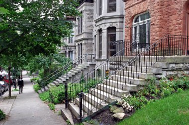 Ön basamakları olan eski kasaba evleri