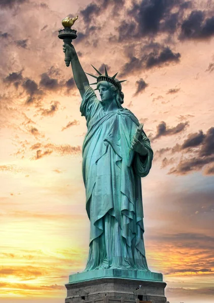 Статуя Свободи Яскравим Заходом Сонця — стокове фото