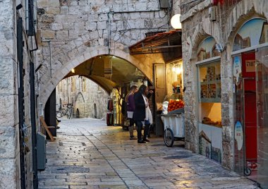 JERUSALEM - Eski şehrin dar bir kaldırım taşlı şeridinde iki kadın içecek standında durur.