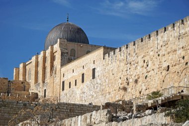 Al Aqsa Camii, Kudüs, surların dışında.