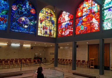 Kudüs, İsrail - Hadassah Hastanesi 'nin sinagogu, Chagall' ın renkli vitraylı camlarıyla süslenmiştir..