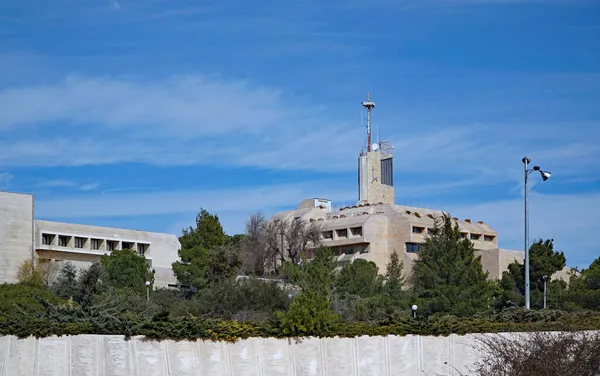 現代的なスタイルの石造りの建物と エルサレムのヘブライ語大学のキャンパスの外の景色 — ストック写真
