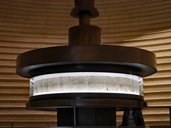 JERUSALEM - İncil 'deki Isaiah' ın Ölü Deniz Yazıtları Kitabı 'nın tamamı İsrail Müzesi' ndeki Kitap Tapınağı 'nda sergilenmektedir..