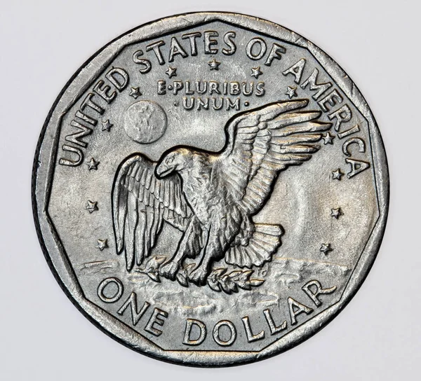 1979年から1999年にかけてスーザン アンソニー ドルの反対側として発行された枝にワシの着陸を持つ米国の1ドル硬貨 — ストック写真