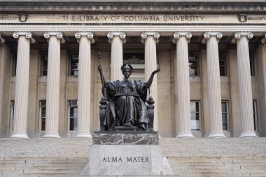 New York City, ABD - 15 Kasım 2021: Manhattan 'daki Columbia Üniversitesi' ndeki Low Library binasının önündeki ön merdivenler ve Alma Mater heykeli
