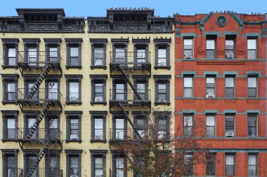 Eski moda Manhattan apartmanı dış yangın merdivenleriyle ön cephede.