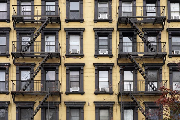 Colorido Moda Antiga Manhattan Fachadas Edifícios Apartamentos Com Escadas Incêndio — Fotografia de Stock