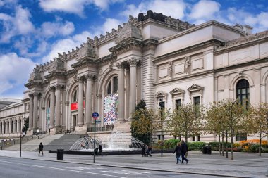 New York City, ABD - 17 Kasım 2021 Metropolitan Sanat Müzesi 'nin Beşinci Cadde ön cephesinin klasik mimarisi